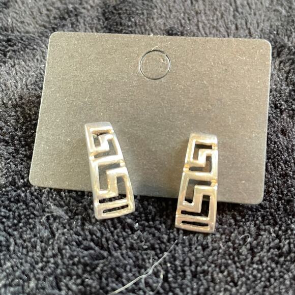 unknown Jewelry - Pretty Silver Tone Pierced Earrings w/Cut Outs